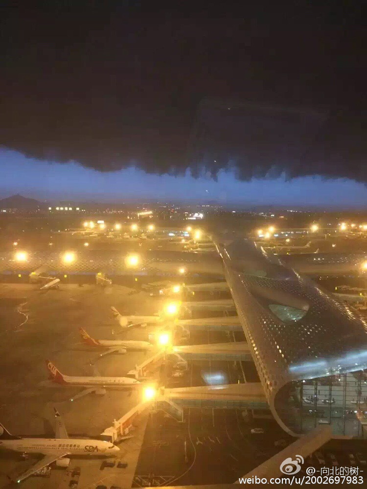 深圳宝安机场塔台拍摄的雷雨快要覆盖整个机场