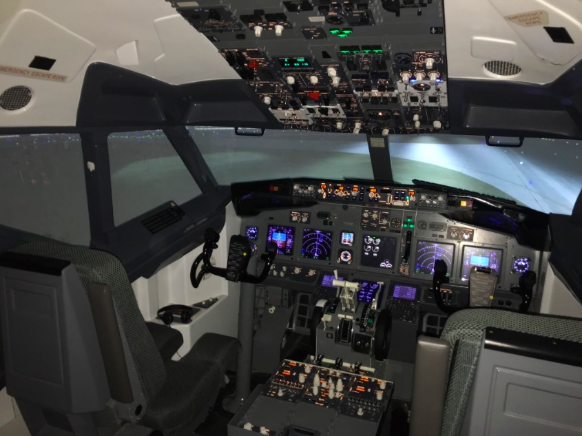 正式进入波音737-800模拟舱内部，一比一的训练体验。